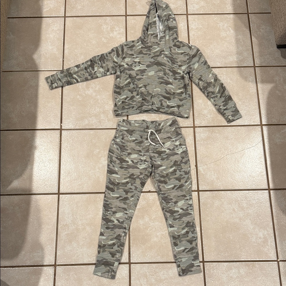 Old Navy Kids Camouflage Sweatpants & Hoodie Set Size M (8)